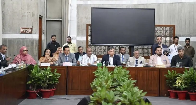 সংবিধানের ৭০ অনুচ্ছেদ সংশোধন ও সংসদ সদস্যদের স্বাধীনভাবে ভোট দেওয়ার প্রস্তাব নিয়ে আলোচনা করছেন কমিটির সদস্যরা