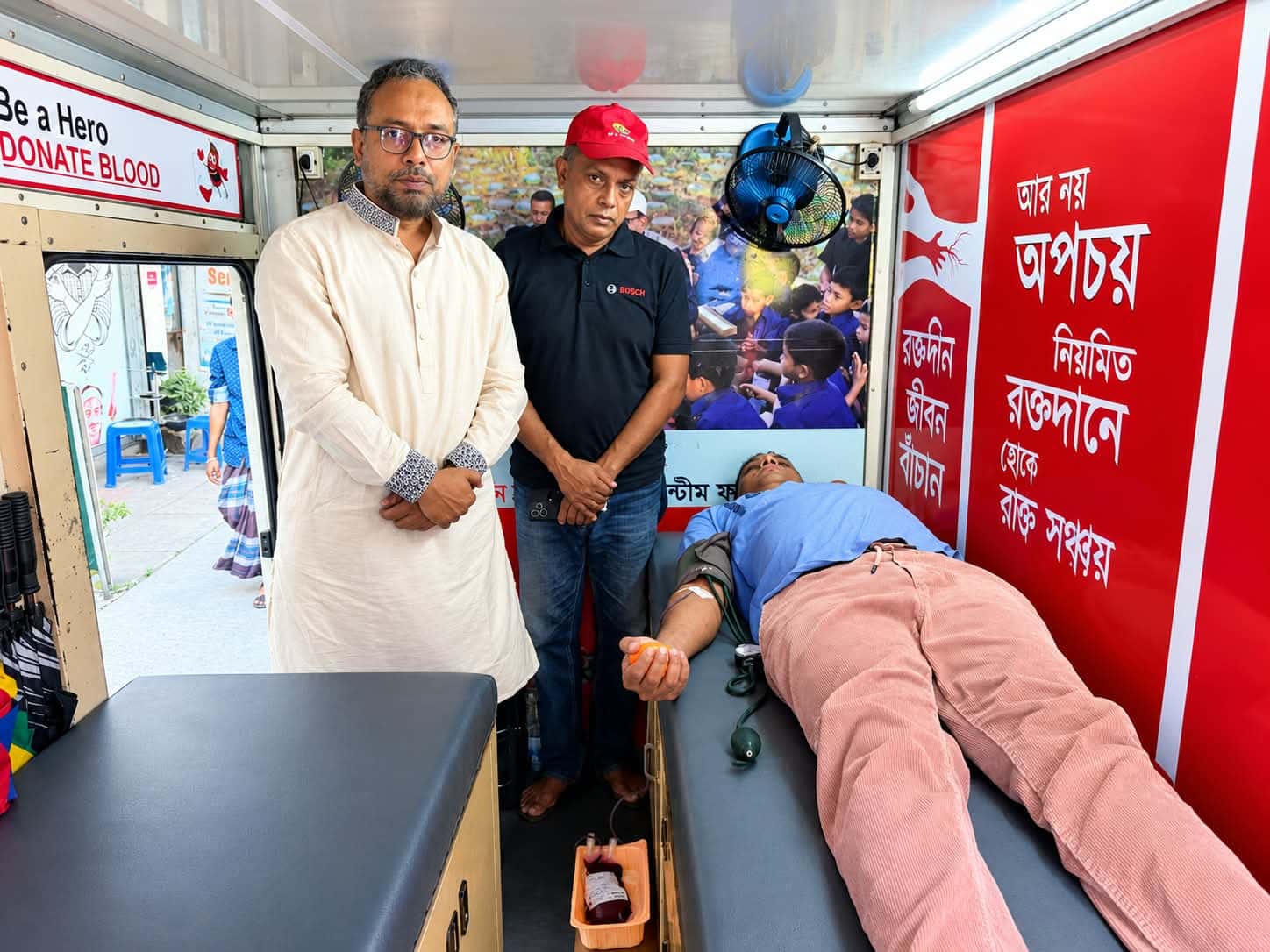 নিকুঞ্জ-২-এ টানপাড়া কল্যাণ সোসাইটি ও কোয়ান্টাম ফাউন্ডেশনের যৌথ উদ্যোগে স্বেচ্ছায় রক্তদান কর্মসূচির উদ্বোধন।