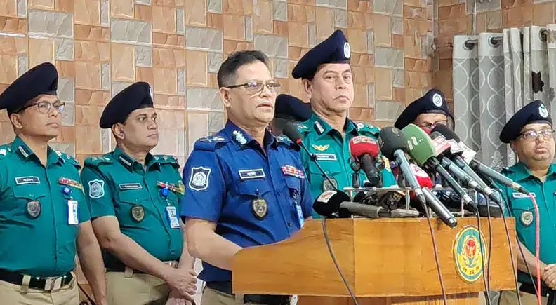 খুলনায় সাংবাদিকদের সঙ্গে কথা বলছেন পুলিশের মহাপরিদর্শক মো. আলী হোসেন ফকির