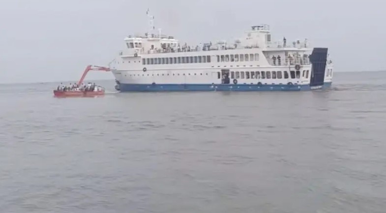 সন্দ্বীপের গুপ্তছড়া ঘাটের কাছে কাদায় আটকে থাকা সী-ট্রাক এসটি নিঝুম দ্বীপ