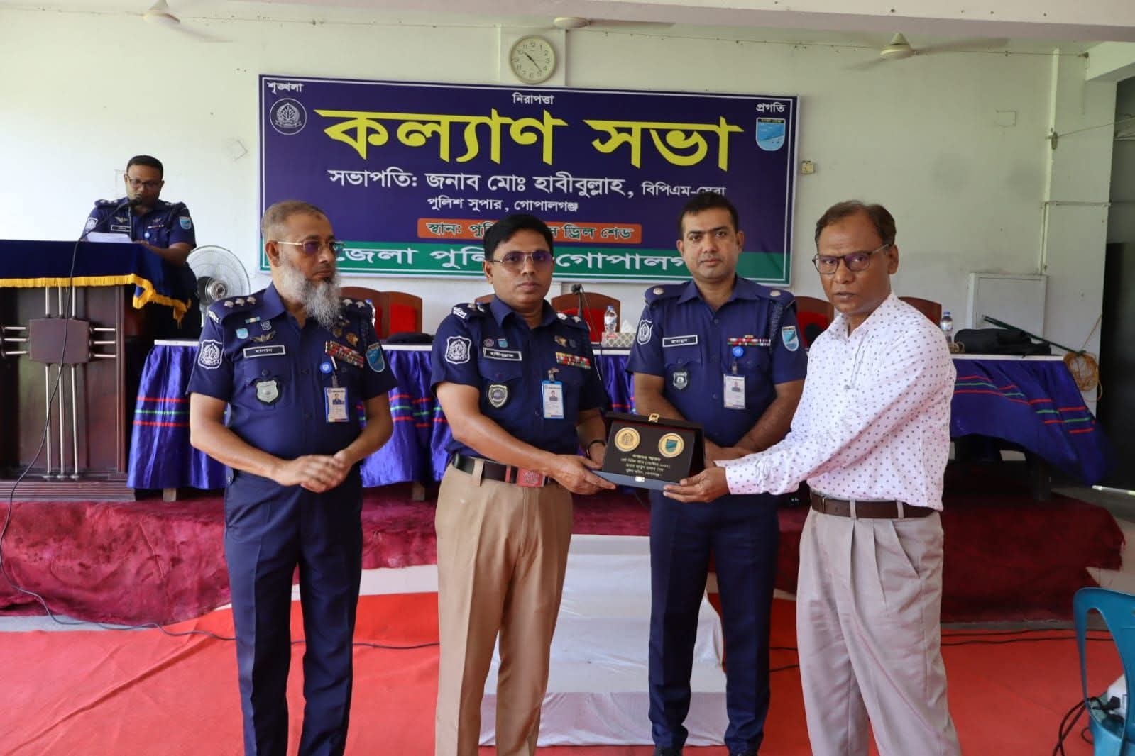 গোপালগঞ্জ জেলা পুলিশের কর্মদক্ষতার স্বীকৃতি হিসেবে স্টেনো আবুল হাসান শেখকে পুরস্কার প্রদান