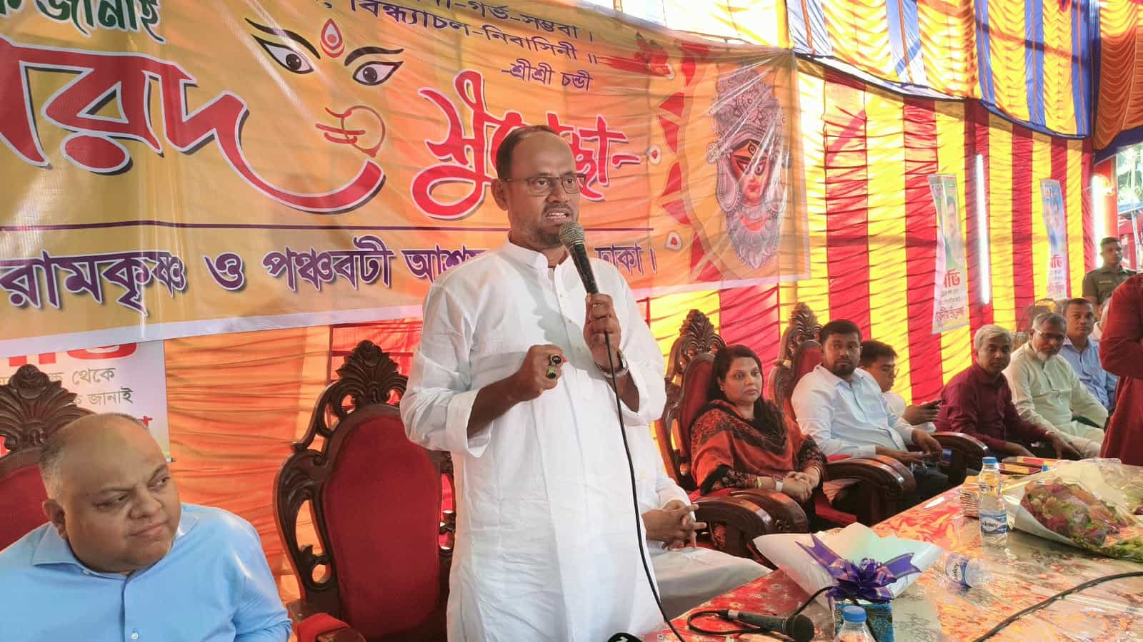 সাভারে শ্রীশ্রী রামকৃষ্ণ ও পঞ্চবটী আশ্রম পরিদর্শন শেষে আলোচনা সভায় বক্তব্য দিচ্ছেন প্রতিমন্ত্রী সুলতান সালাউদ্দিন টুকু