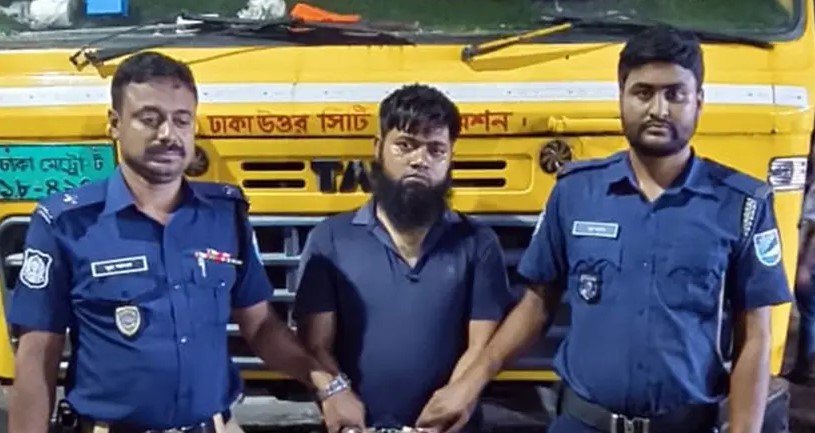  আমিনবাজারে ৮০০ লিটার ডিজেলসহ জব্দ করা ট্রাক।