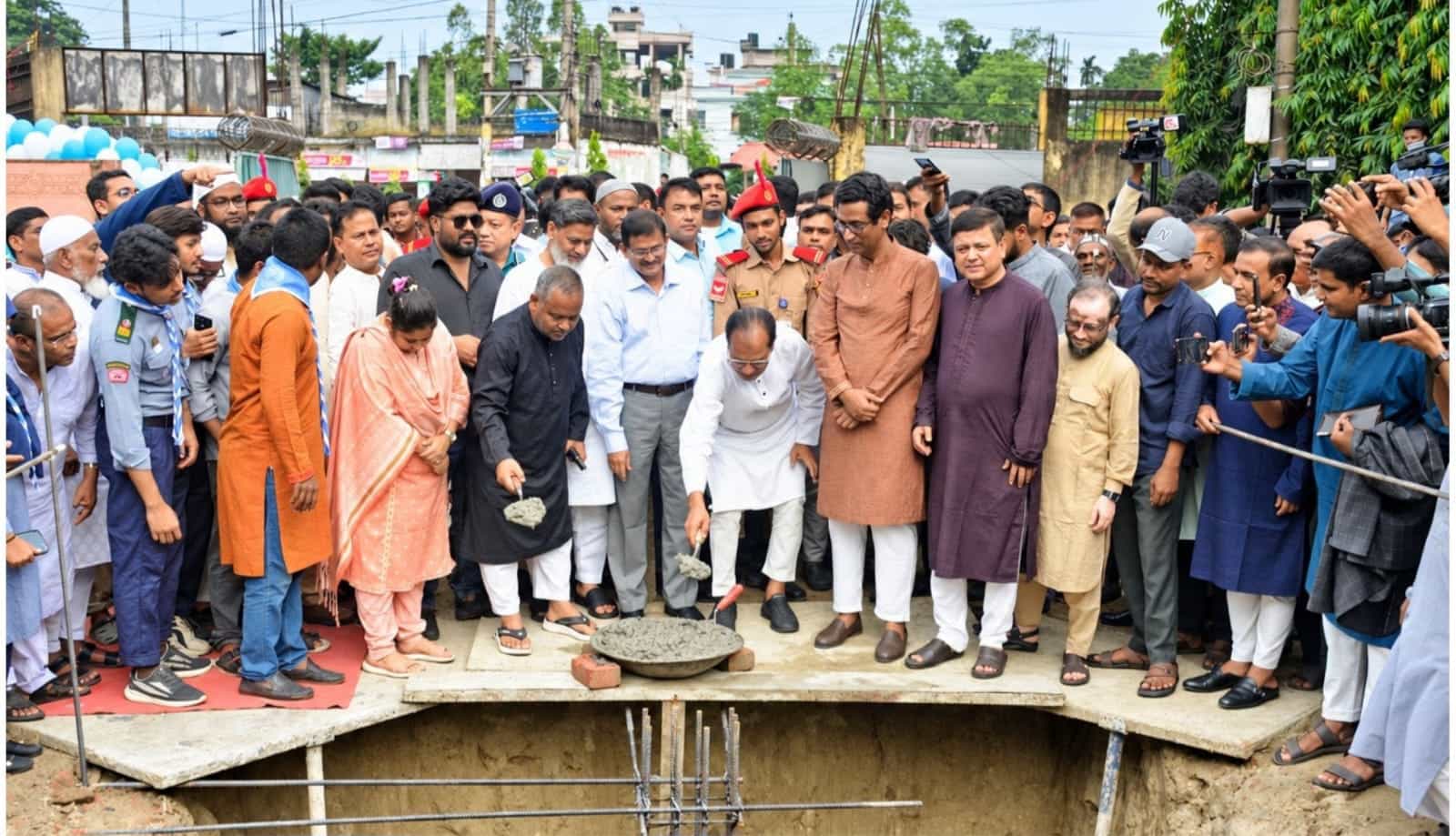 বেগম রোকেয়া বিশ্ববিদ্যালয়ে শহিদ আবু সাঈদ গেট নির্মাণের ভিত্তিপ্রস্তর স্থাপন অনুষ্ঠানে ত্রাণমন্ত্রী আসাদুল হাবিব দুলু