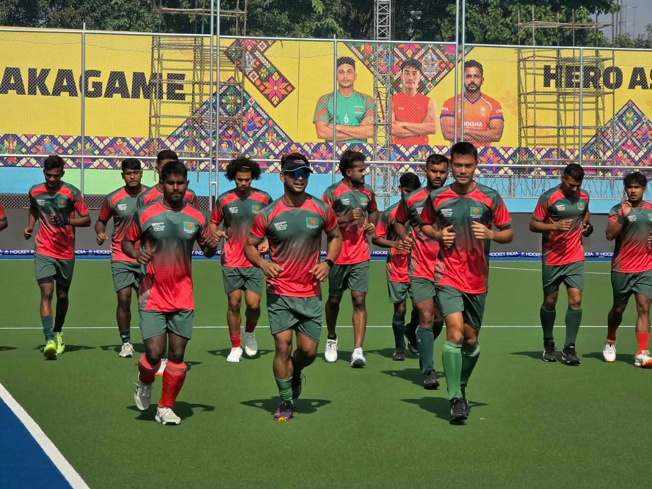  এশিয়ান হকি চ্যাম্পিয়ন্স ট্রফির উদ্বোধনী ম্যাচে ভারতের মুখোমুখি হওয়ার আগে অনুশীলনে বাংলাদেশ জাতীয় হকি দল।