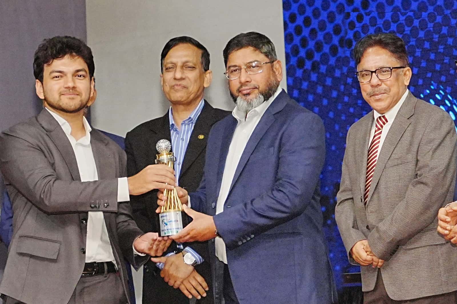 ৯ম ড্যাফোডিল ক্যাপ্টেনস কাপ গলফ টুর্নামেন্টে আকিব আরাফাত খানের হাতে পুরস্কার তুলে দিচ্ছেন সেনাবাহিনী প্রধান জেনারেল ওয়াকার-উজ-জামান।