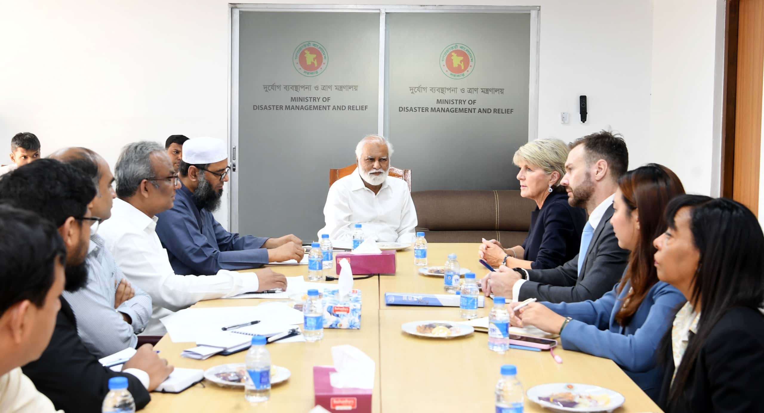  সচিবালয়ে জাতিসংঘের মিয়ানমারবিষয়ক বিশেষ দূত জুলি ইসাবেল বিশপের নেতৃত্বাধীন প্রতিনিধি দলের সঙ্গে বৈঠক করছেন দুর্যোগ ব্যবস্থাপনা ও ত্রাণ প্রতিমন্ত্রী এম. ইকবাল হোসেইন।