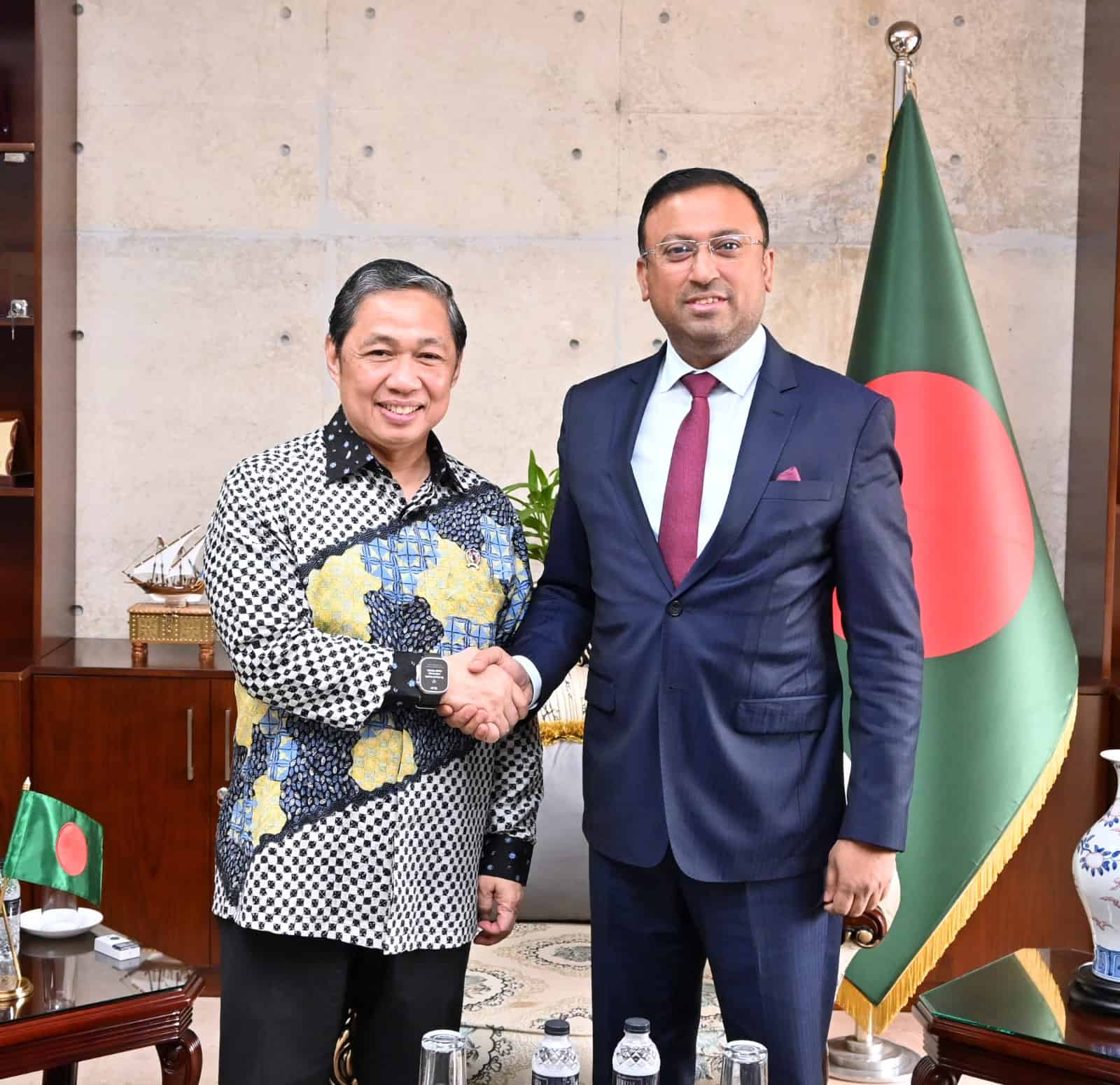 ইন্দোনেশিয়ার উপপররাষ্ট্র মন্ত্রী আনিস মাত্তার সঙ্গে বৈঠকে পররাষ্ট্র প্রতিমন্ত্রী হুমায়ুন কবির