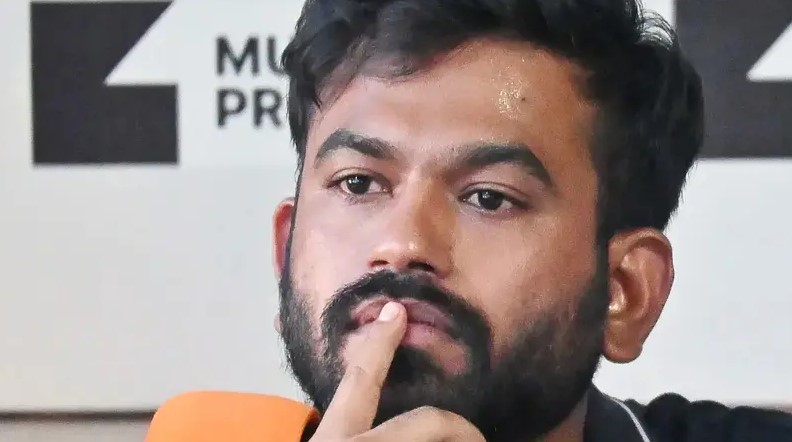  দিল্লিতে নতুন কর্মসূচি ঘোষণা করছেন ককরোচ জনতা পার্টির প্রতিষ্ঠাতা অভিজিৎ দ্বীপকে