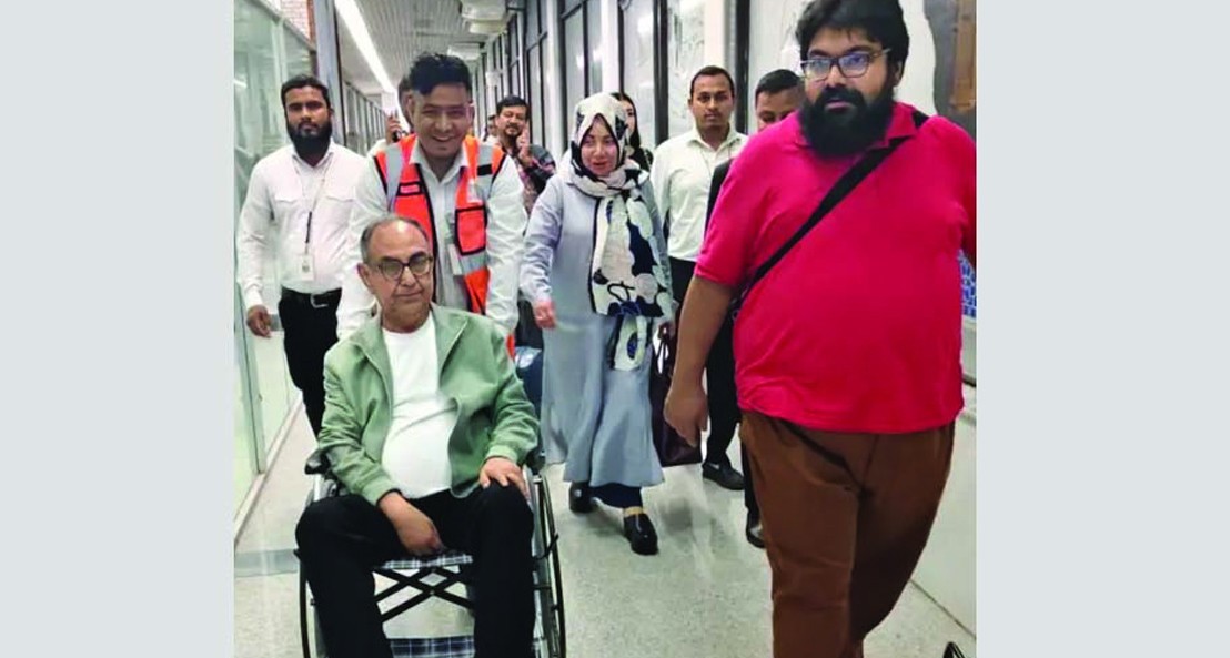 মালয়েশিয়ায় চিকিৎসা শেষে দেশে ফেরা বিএনপির স্থায়ী কমিটির সদস্য মির্জা আব্বাস।
