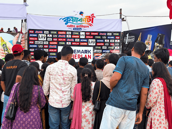 পণ্য জেতার আনন্দে কুয়াকাটা কার্নিভালে লিলি ও নিওরের স্টলে দর্শনার্থীদের ঢল