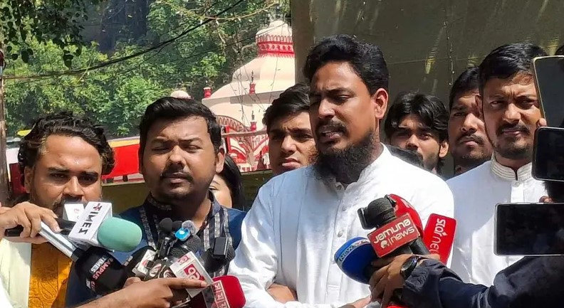 ইশরাক হোসেনের অস্ত্র হাতে নামা ও আইনশৃঙ্খলা পরিস্থিতি নিয়ে বক্তব্য দিচ্ছেন আখতার হোসেন