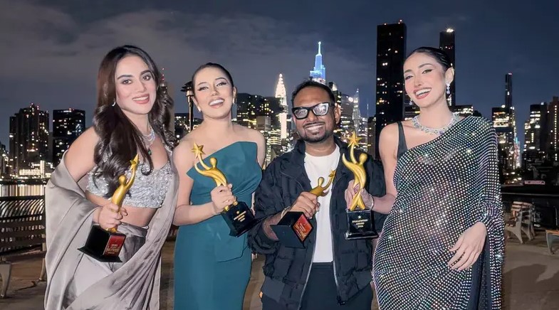 অপশন ১ নিউ ইয়র্কে পুরস্কারের ট্রফি হাতে তমা মির্জা, সামিরা খান মাহি, রায়হান রাফী ও মিথিলা