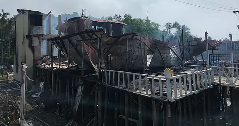 কক্সবাজারের ইনানীতে টুপটুপ রিসোর্ট অ্যান্ড রেস্টুরেন্টে অগ্নিকাণ্ডের পর উদ্ধার কার্যক্রম।
