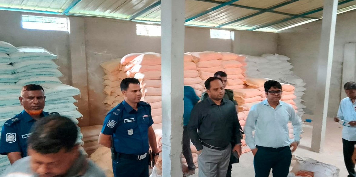 ইটের গুঁড়া, ডিমের খোসাসহ ভেজাল সার তৈরির সন্দেহে জব্দ করা বিভিন্ন উপকরণ।