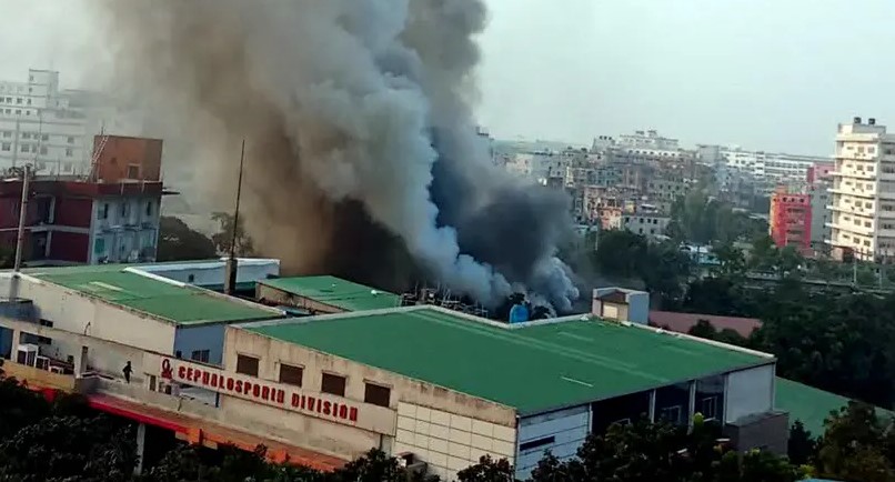গাজীপুরের কালিয়াকৈরে ইবনে সিনা ফার্মাসিউটিক্যালসের কারখানায় আগুন নিয়ন্ত্রণে ফায়ার সার্ভিসের কার্যক্রম