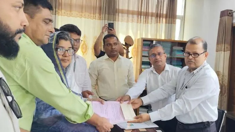 সংরক্ষিত নারী আসনের উপনির্বাচনে বিএনপির প্রার্থী হিসেবে মনোনয়নপত্র জমা দেওয়া এলিজা জামান।