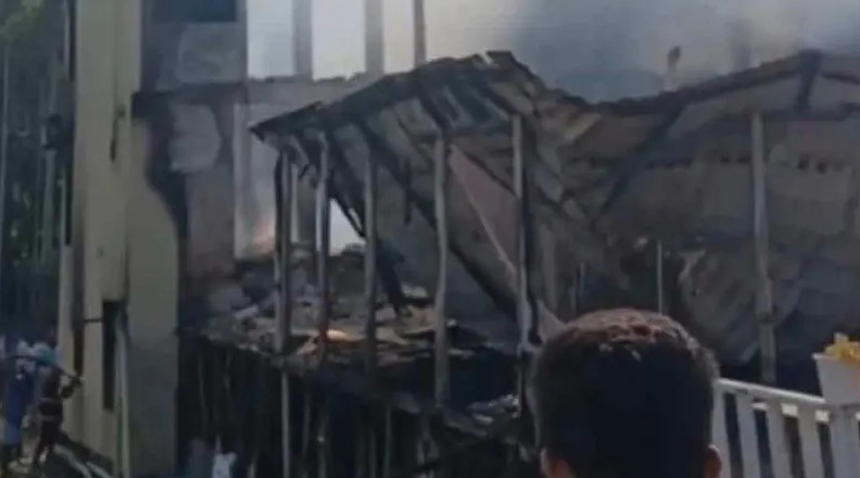 কক্সবাজারের উখিয়ার ইনানীতে টুপটুপ রিসোর্ট অ্যান্ড রেস্টুরেন্টে অগ্নিকাণ্ডের ঘটনা।