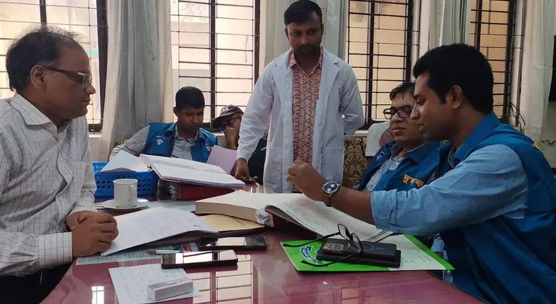  পিরোজপুর সদর হাসপাতালে ডেঙ্গু পরীক্ষা ও রোগীদের খাবার সরবরাহে অনিয়মের অভিযোগে দুদকের অভিযান
