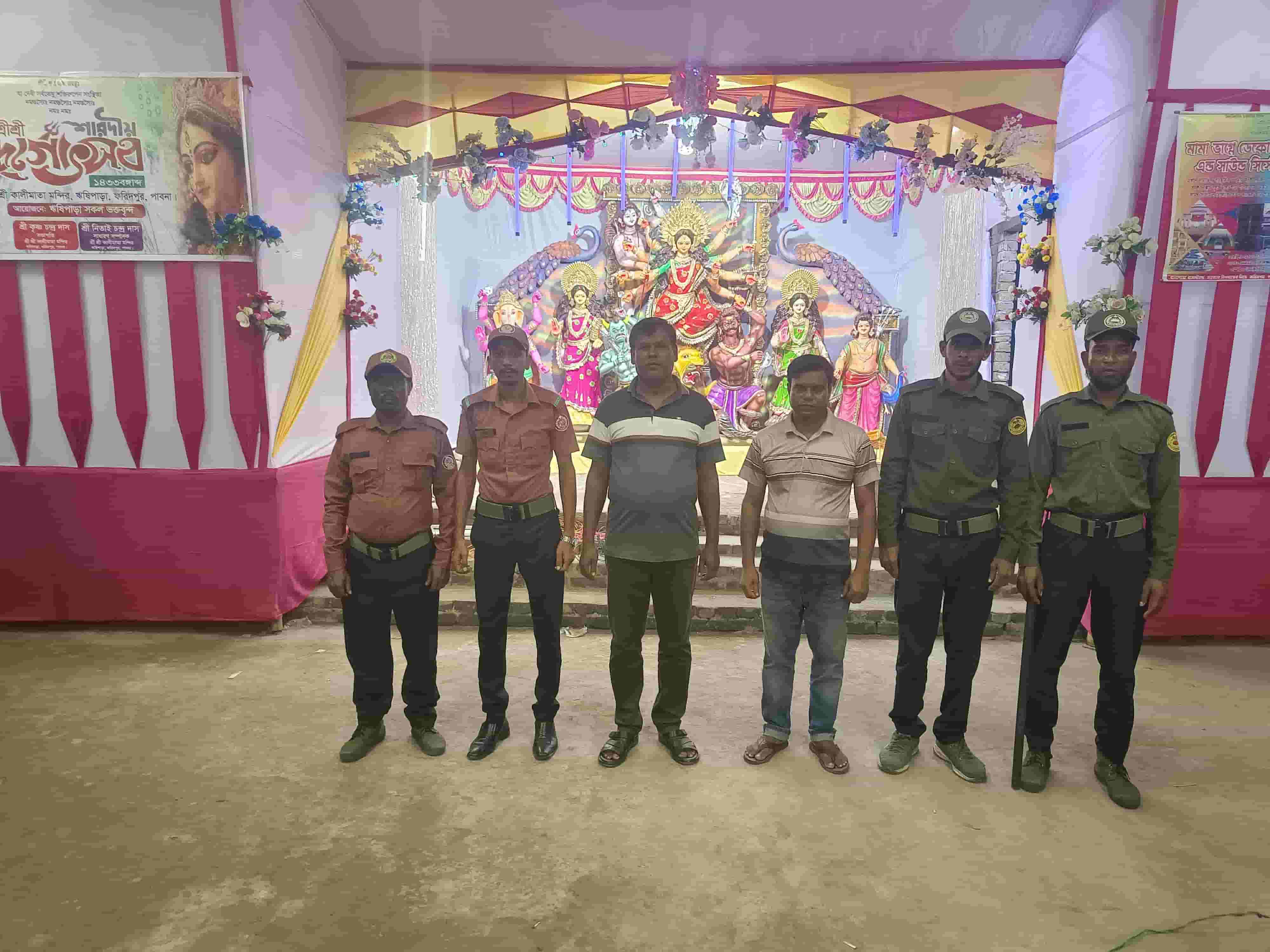 পাবনার ফরিদপুরে দুর্গাপূজামণ্ডপ পরিদর্শন করলেন আরিফুল ইসলাম
