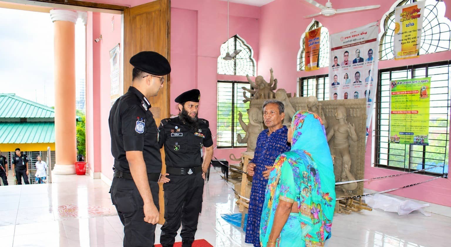 দুর্গাপূজা উপলক্ষে ঢাকার বিভিন্ন পূজামণ্ডপ পরিদর্শন করছেন এসআরবি-১ অধিনায়ক