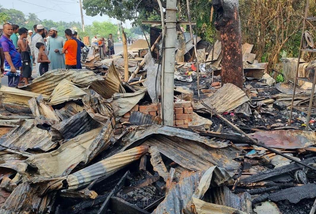 খুলনার পূর্ব রূপসায় অগ্নিকাণ্ডে পুড়ে যাওয়া ব্যবসা প্রতিষ্ঠান