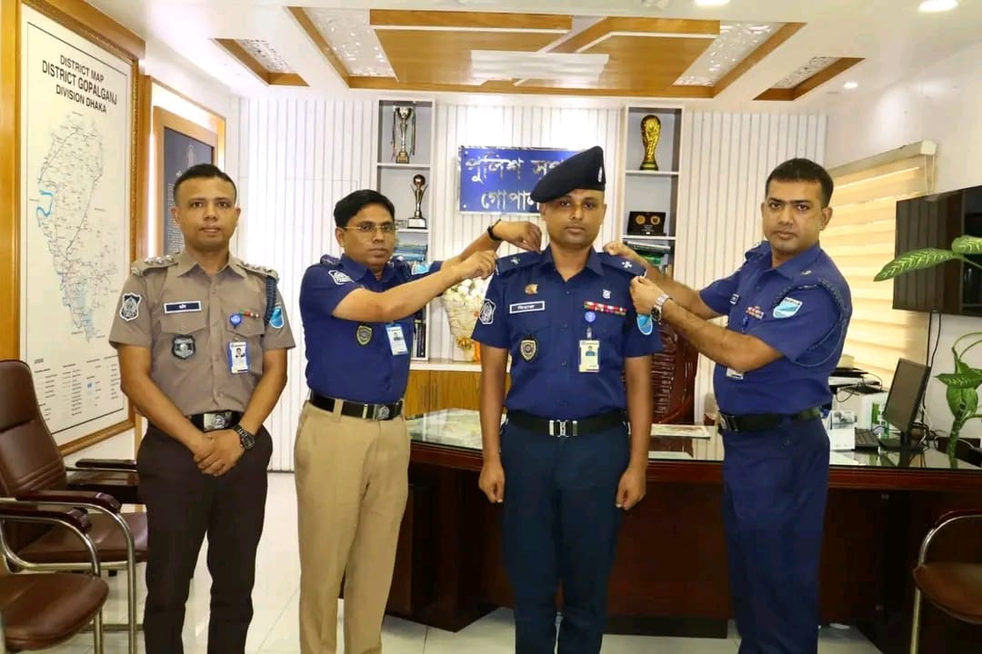 গোপালগঞ্জে পদোন্নতিপ্রাপ্ত দুই পুলিশ সদস্যকে র‍্যাংক ব্যাজ পরিয়ে দিচ্ছেন পুলিশ সুপার