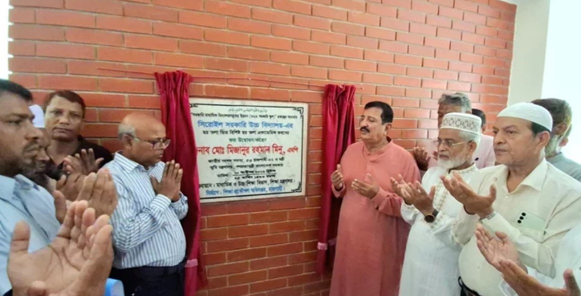 রাজশাহীর শিরোইল সরকারি উচ্চ বিদ্যালয়ের ছয়তলা ভবন উদ্বোধন করছেন ভূমিমন্ত্রী মো. মিজানুর রহমান মিনু
