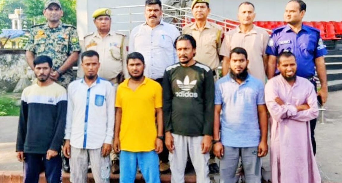  ভারতে পাচার হওয়া ছয় বাংলাদেশিকে বেনাপোল-পেট্রাপোল সীমান্ত দিয়ে দেশে ফেরত আনা হচ্ছে।