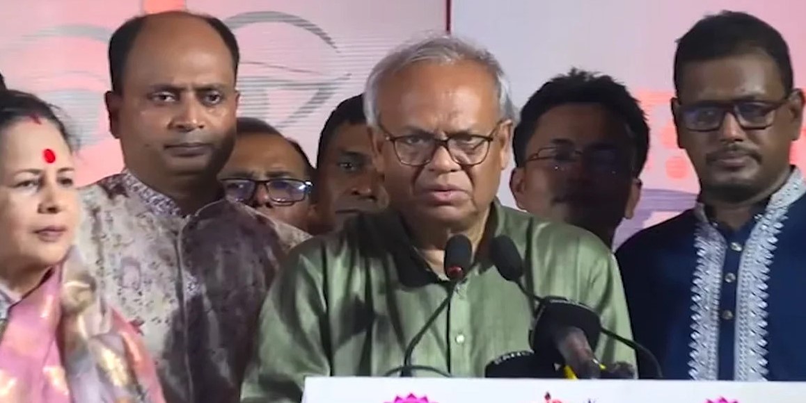  রাজধানীর রমনা কালীমন্দির পরিদর্শনকালে বিএনপির ভারপ্রাপ্ত মহাসচিব রুহুল কবির রিজভী।