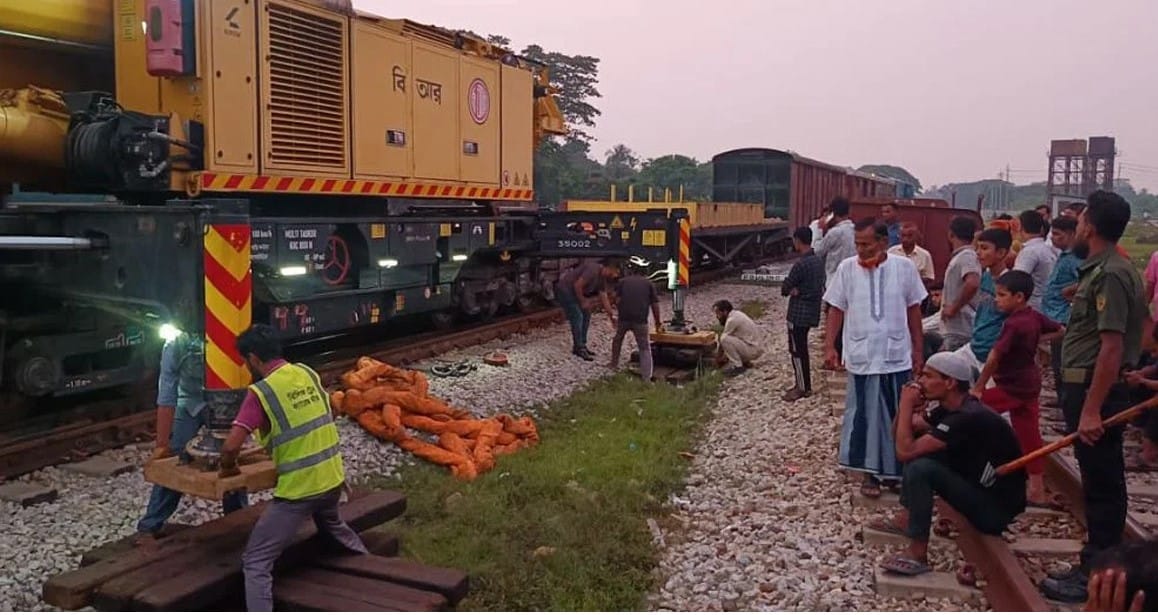 আখাউড়ায় লাইনচ্যুত উদ্ধারকারী ট্রেনের ট্রলি