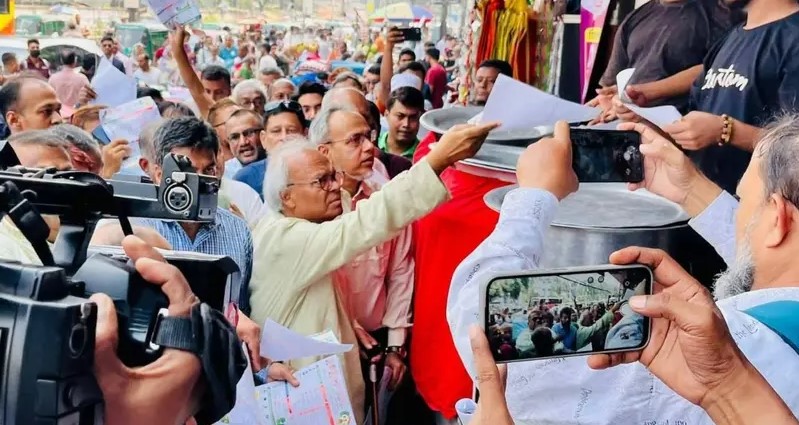 রাজধানীর ফকিরাপুলে ডেঙ্গু সচেতনতায় লিফলেট বিতরণ কর্মসূচিতে বিএনপি নেতা রুহুল কবির রিজভী