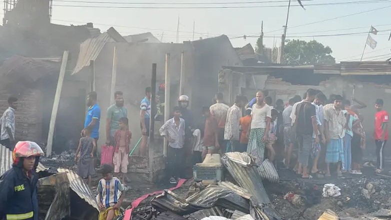 চট্টগ্রামের বাকলিয়ায় অগ্নিকাণ্ডে পুড়ে যাওয়া বসতঘর ও দোকান
