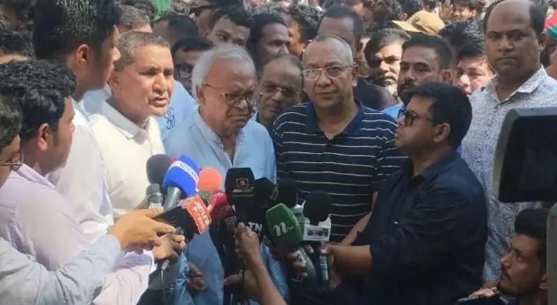 যুবদলের প্রতিষ্ঠাবার্ষিকীতে সাংবাদিকদের সঙ্গে কথা বলছেন বিএনপির নেতা রুহুল কবির রিজভী।