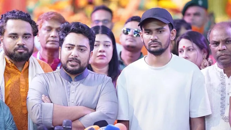 ঢাকার পূর্ব বাড্ডা নিমতলা কালীমন্দির পরিদর্শনকালে বক্তব্য দিচ্ছেন এনসিপির আহ্বায়ক নাহিদ ইসলাম।