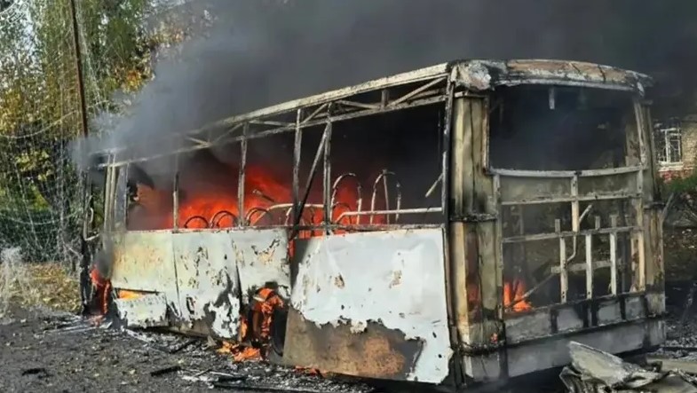 দোনেৎস্কে হামলার পর ক্ষতিগ্রস্ত দুটি যাত্রীবাহী বাস