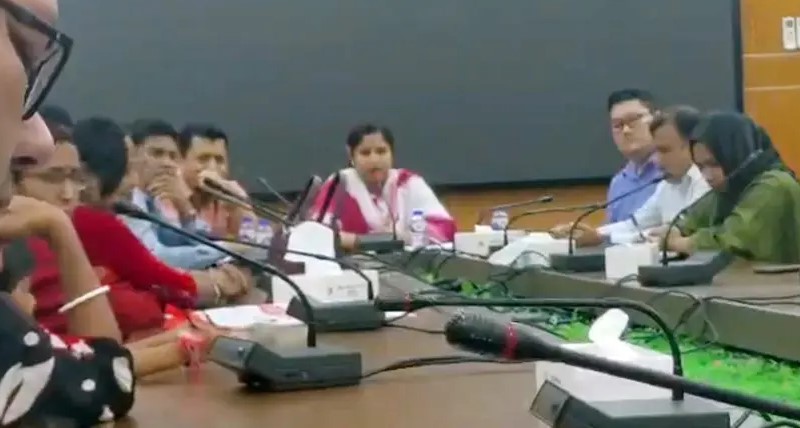 রংপুরের ঠিকাদারপাড়ায় জমির মালিকানা নিয়ে বিরোধের মধ্যে আটকে থাকা দুর্গাপ্রতিমা বিসর্জনের ঘটনা।