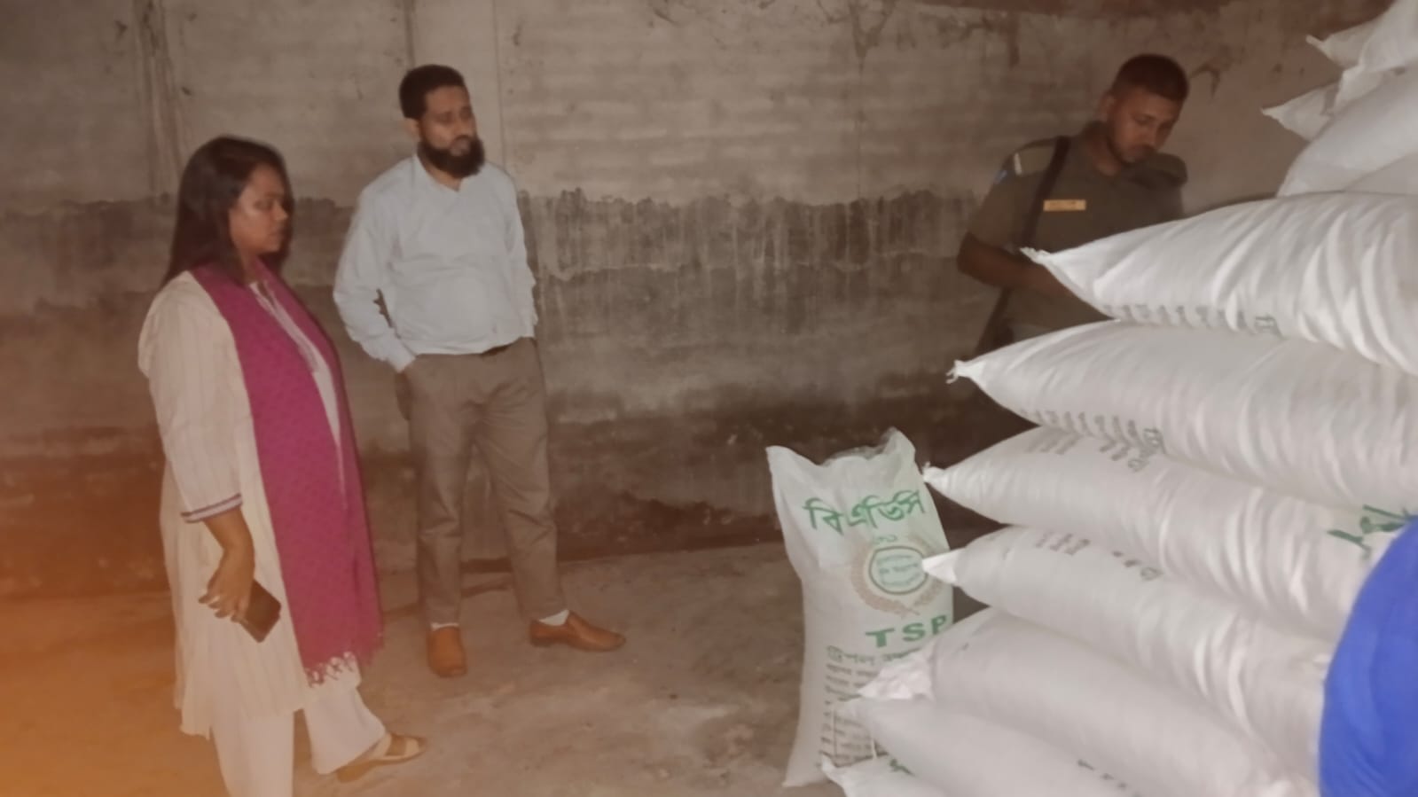 বীরগঞ্জে ভ্রাম্যমাণ আদালতের অভিযানে জব্দ করা ১৯৮ বস্তা টিএসপি সার
