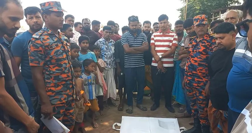 দৌলতদিয়ার ৬ নম্বর ফেরিঘাট এলাকায় পদ্মা নদী থেকে নিখোঁজ শিশুর মরদেহ উদ্ধারে ফায়ার সার্ভিসের অভিযান