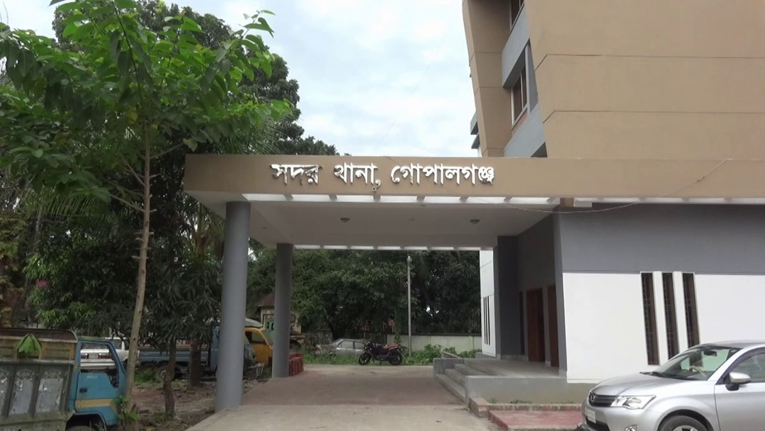 গোপালগঞ্জে পুলিশের গাড়িতে হামলা ও ভাঙচুরের ঘটনায় মামলা এবং সাতজনকে গ্রেপ্তারের খবর।