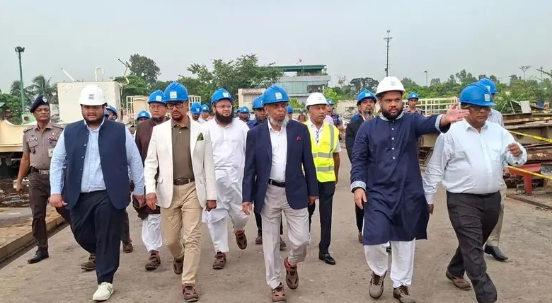 চট্টগ্রামের সীতাকুণ্ডে শিপইয়ার্ড পরিদর্শন করছেন শ্রমমন্ত্রী আরিফুল হক চৌধুরী