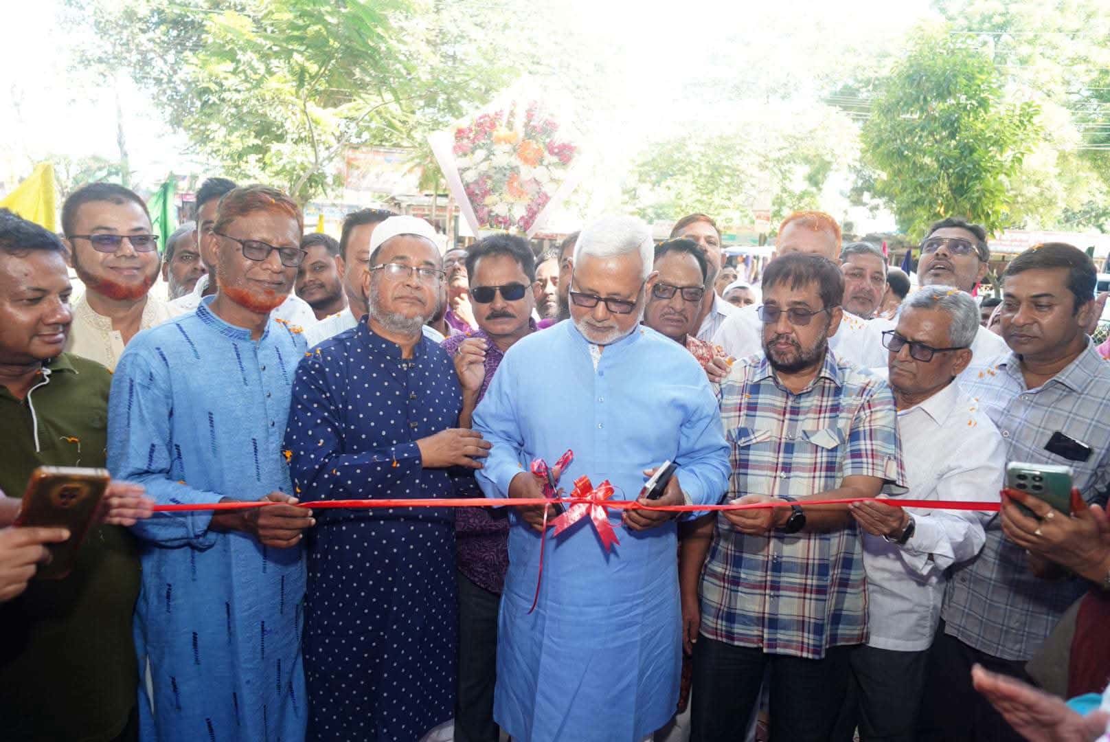 বীরগঞ্জ সরকারি কলেজের নবনির্মিত প্রধান ফটক উদ্বোধন করছেন সংসদ সদস্য মনজুরুল ইসলাম মঞ্জু।