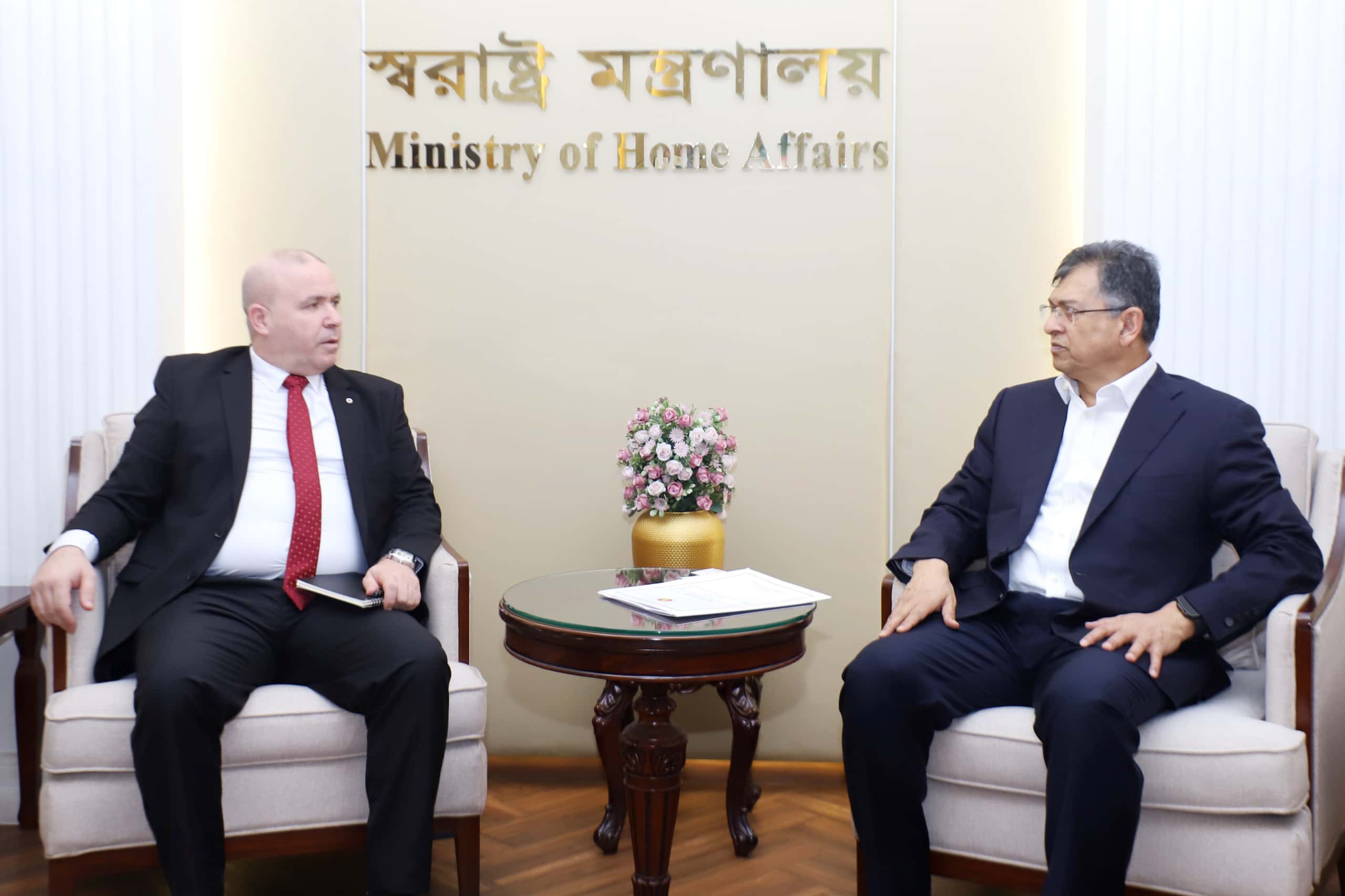 স্বরাষ্ট্রমন্ত্রী সালাহউদ্দিন আহমদের সঙ্গে আলজেরিয়ার রাষ্ট্রদূত ড. আবদেলওয়াহাব সাইদানির সাক্ষাৎ