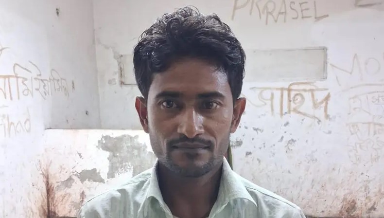  মোহাম্মদপুরে গ্রেপ্তার ফিরোজ ওরফে ‘কেন্তা ফিরোজ’।