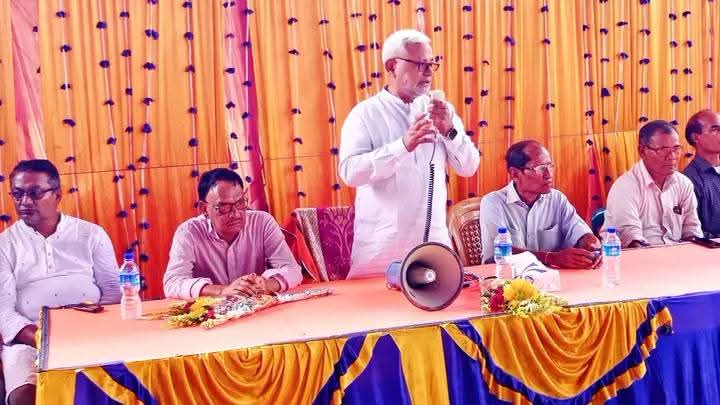 দিনাজপুরের বীরগঞ্জে দক্ষিণ রঘুনাথপুর সর্বজনীন দুর্গাপূজা মণ্ডপ পরিদর্শন করছেন এমপি মনজুরুল ইসলাম।
