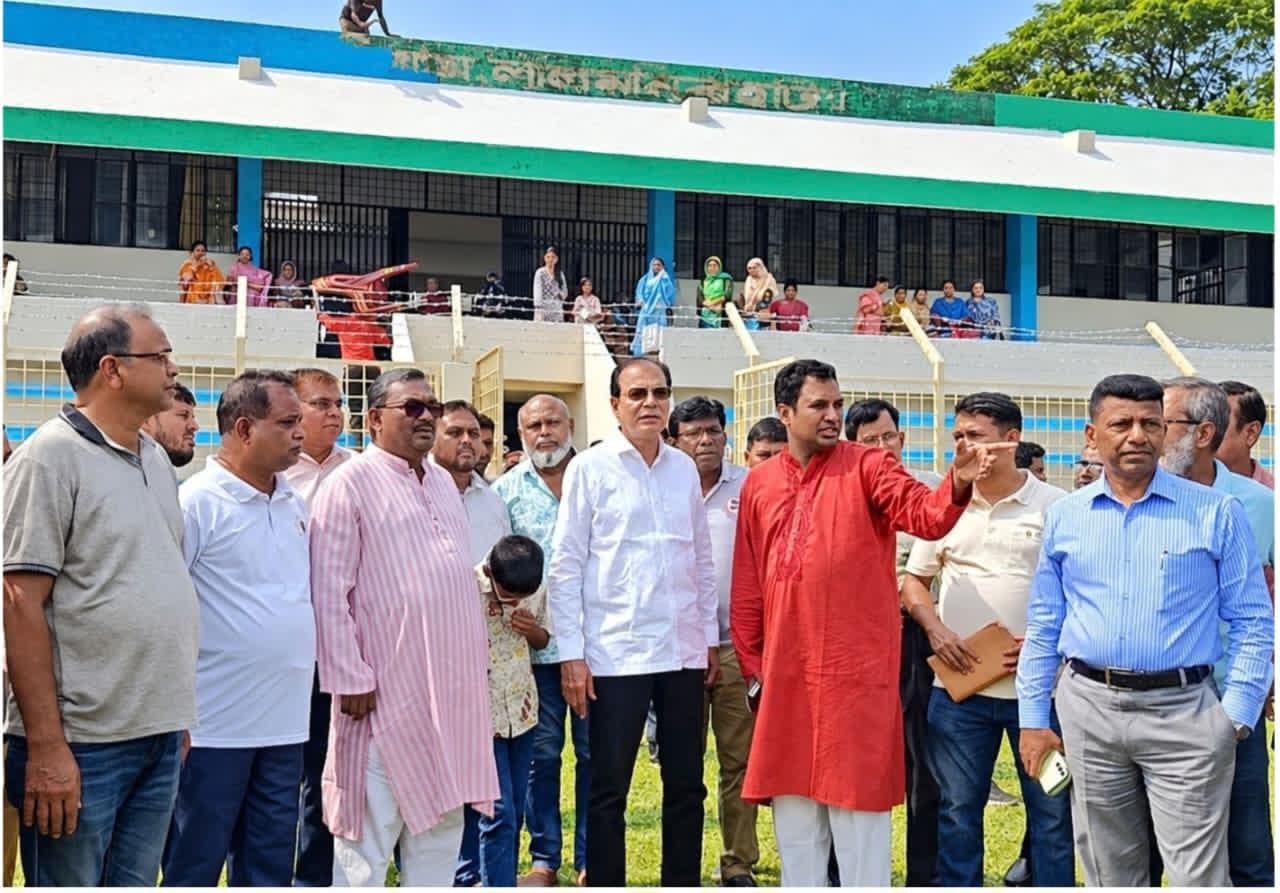 লালমনিরহাট স্টেডিয়াম পরিদর্শন শেষে সাংবাদিকদের সঙ্গে কথা বলছেন ত্রাণমন্ত্রী আসাদুল হাবিব দুলু
