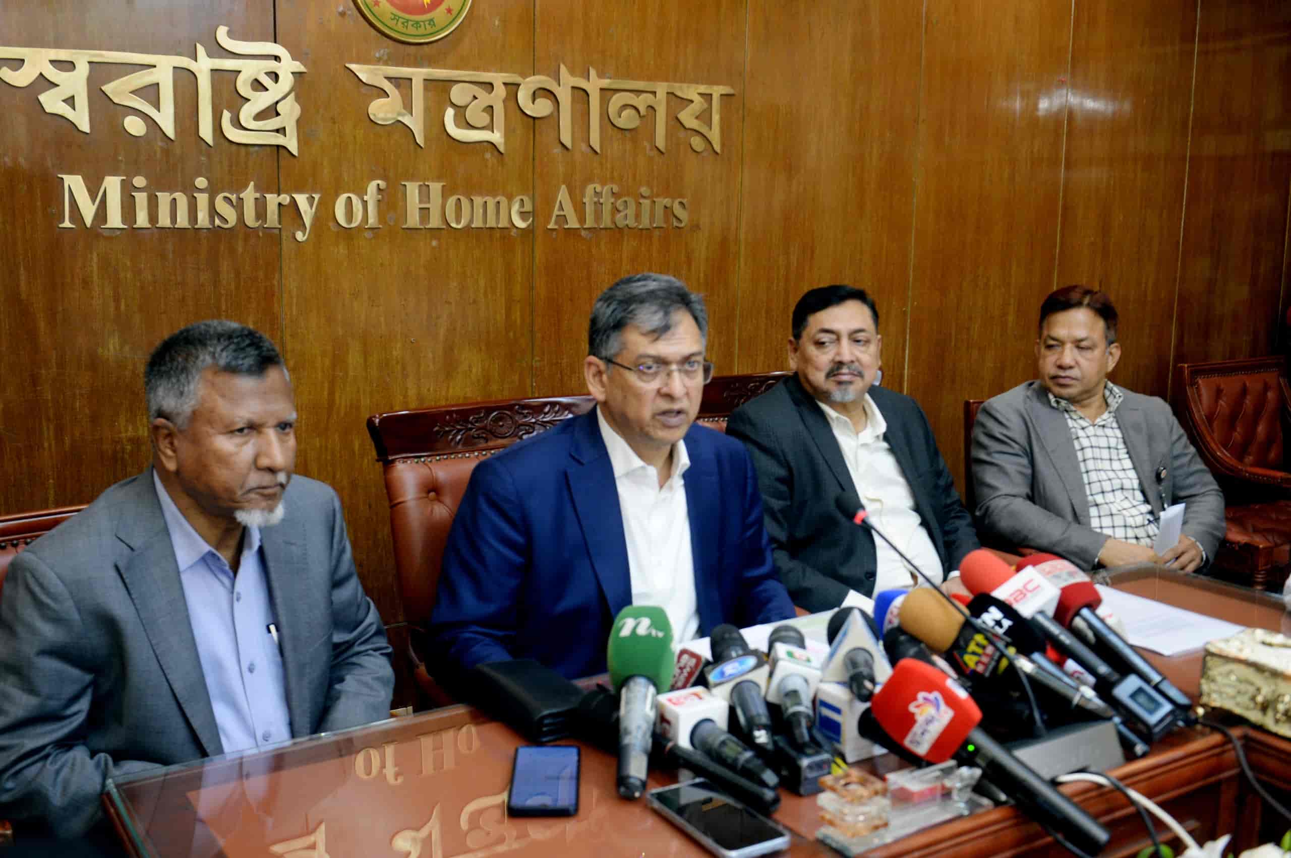 ৪৯তম বিসিএসে বাদ পড়া প্রার্থীদের নিয়োগের বিষয়ে প্রেস ব্রিফিংয়ে বক্তব্য দিচ্ছেন স্বরাষ্ট্রমন্ত্রী সালাহউদ্দিন আহমদ