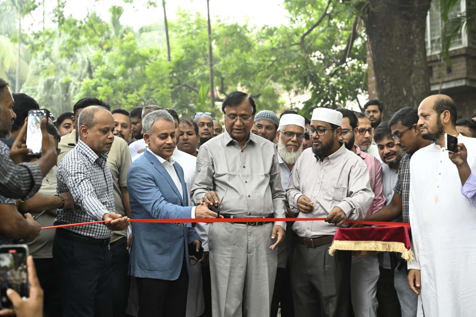 ধানমন্ডি লেক পুনঃখনন কাজের উদ্বোধন করছেন ডিএসসিসির প্রশাসক ও স্থানীয় সংসদ সদস্য