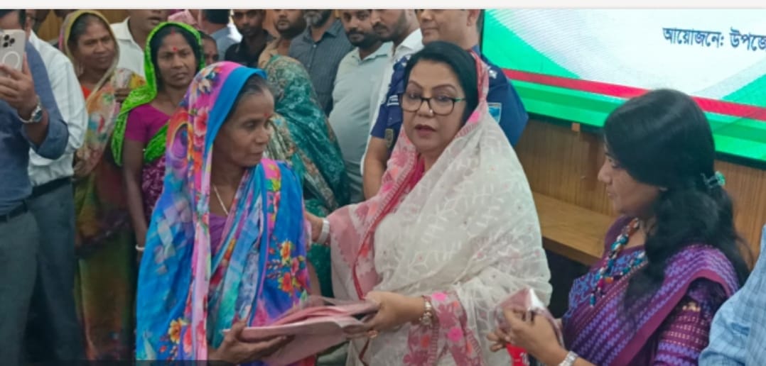  মানিকগঞ্জে দুর্গাপূজা উপলক্ষে সুবিধাবঞ্চিত সনাতন ধর্মাবলম্বীদের মধ্যে প্রধানমন্ত্রীর উপহারের শাড়ি বিতরণ করছেন খাদ্যমন্ত্রী আফরোজা খানম।