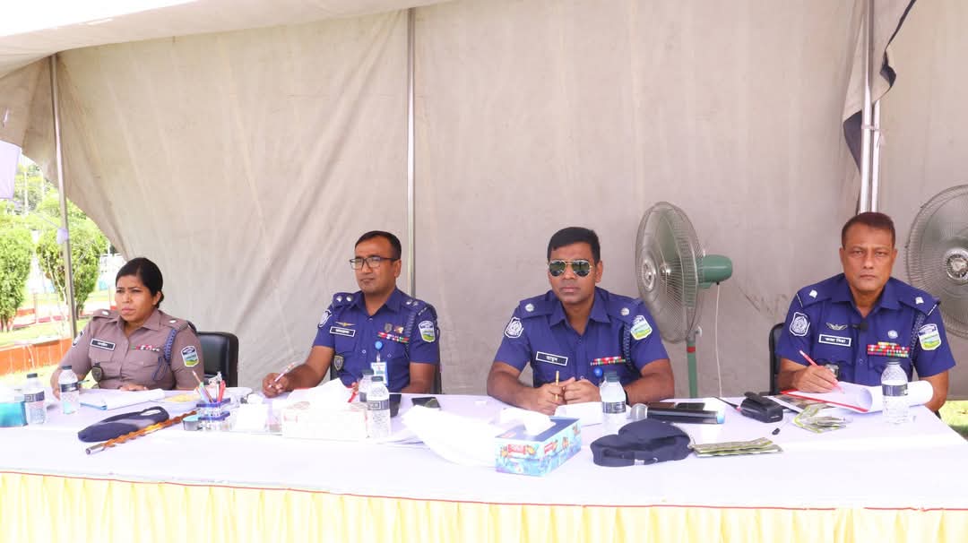 ময়মনসিংহ পুলিশ লাইন্স মাঠে বিভাগীয় পদোন্নতি পরীক্ষা-২০২৬-এর প্যারেড পরীক্ষায় অংশ নিচ্ছেন পুলিশ সদস্যরা